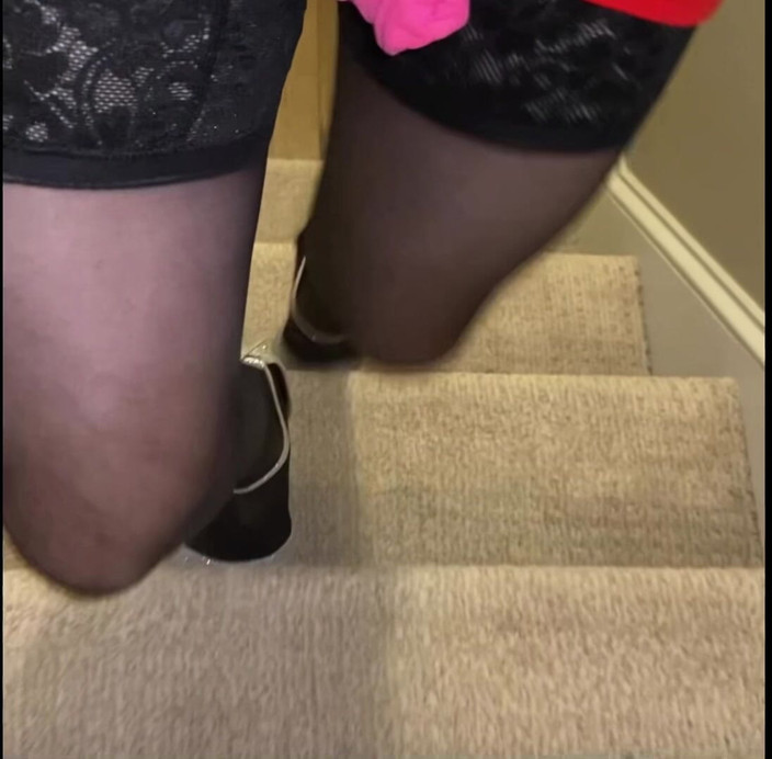 MadisonCD2025: Crossdresser berkelip dengan berjalan dalam skirt pendek dan pakaian, tumit...