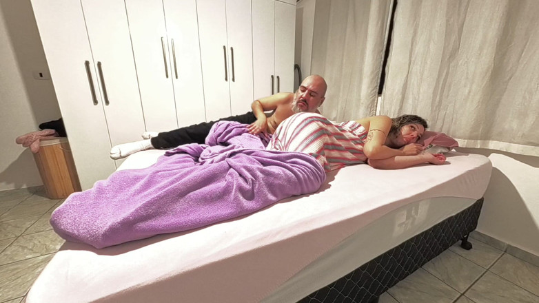 Victor SweetCoupleStories: Meu padrasto me visita à noite para gozar na minha buceta