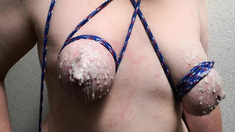 Bouncy Tits Action: Vú bị trói trong sáp nóng bỏng