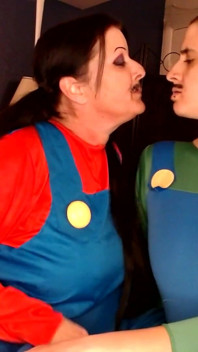Baci lesbici cosplay di halloween