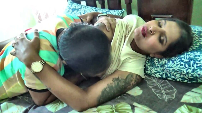 Anjalisingh_sexy: Uma dona de casa indiana se masturba e seu marido...