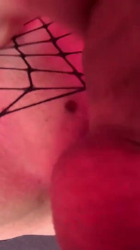 Ragazzo effeminato ti strofina il cazzo sulla faccia e ti viene addosso. Il tuo PUNTO DI VISTA