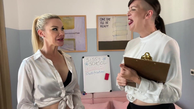 Lady Valeska: Sissy en la universidad, lección 5 - puta