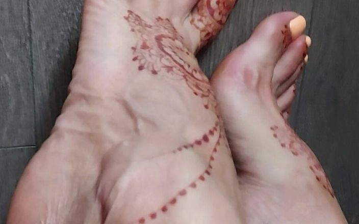 GinnaGg: Fétichisme des pieds, Mehendy Tattoo