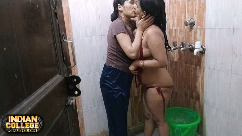 Indian Lesbians: Indická lesbická kamarádka mi pomáhá zapomenout na mého přítele, který...