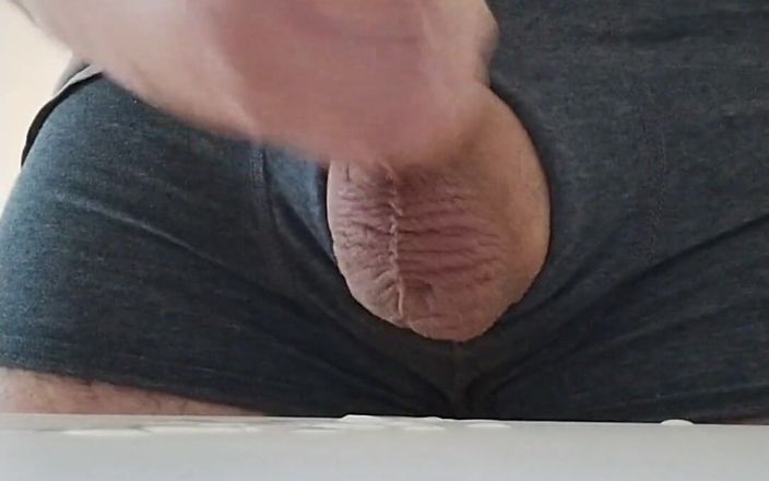 Lofty and Horny: Quick Cumshot at Home