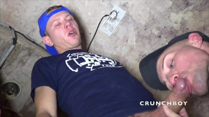 Gaybareback: Jordan follada a pelo por Oscar Wood en un discreto...