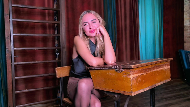 Goddess Lena: I miei piedi di nylon - La tua grande debolezza