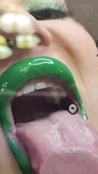 Green Minty Lipsticky Glossy Pouty Bimbo Całuje 4K Ultra HD