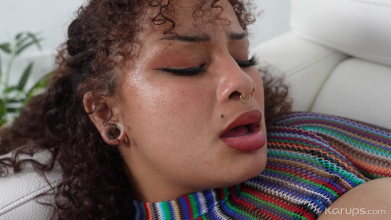 Karups Solo: Gadis remaja hot lagi asik mainin memek sempitnya sambil ngomong...