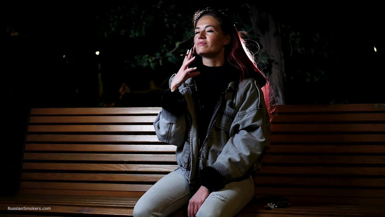 Russian Smokers: Seksi Rus güzel kadın deniz kenarında sigara içiyor