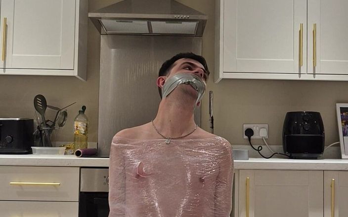 Kinky Alex: 의자에 묶인 소년