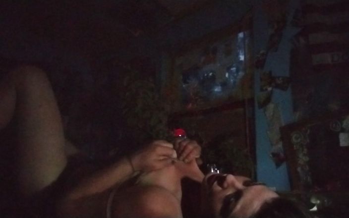 Freakshowsuckerr: Bela morena brinca consigo mesma no sofá