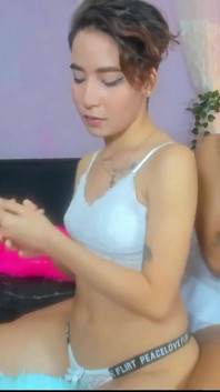 Orgy được chia sẻ giữa những người bạn tuổi teen