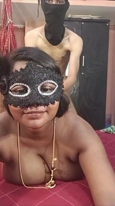 BeautyAnu: Une bhabhi indienne à gros nichons sexy et aime la vidéo...