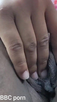 Aku lagi asik fingering memek tebalku sampai muncrat