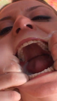 오르가즘을 찾는 발정난 Denice를 위한 여러 자지!