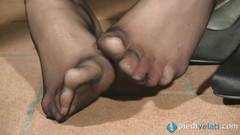 Foot Fetish HD: Nádherná Flavia si sundá vysoké podpatky při čtení knihy