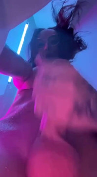 Concentrez-vous sur une grande femme sous la douche