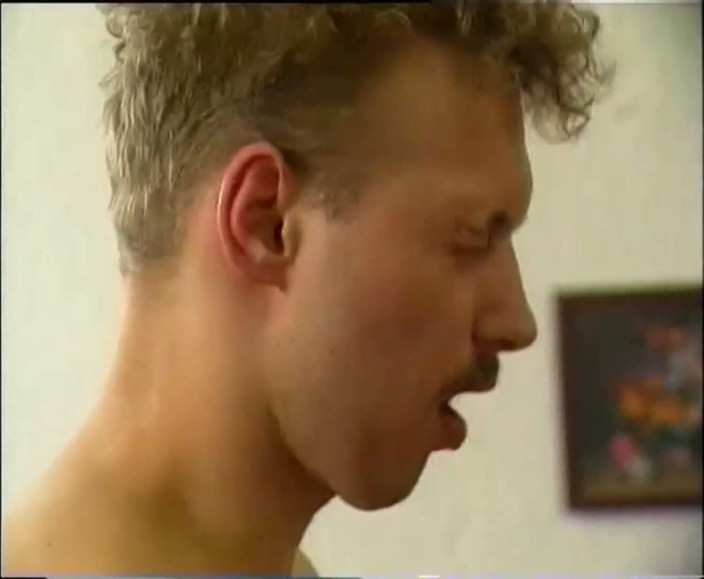 Berlin Orgy: Pelacur semok dientot anal di foursome