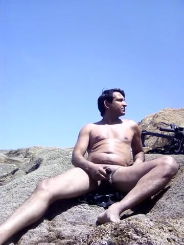 Boy top Amador: Masturbando na praia