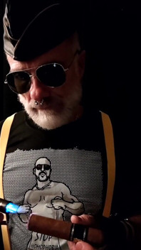 Dad Allume Son Cigare En Portant Un Tee Shirt stop Homophobia