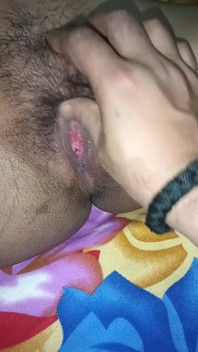 Hermanastra da masaje en el coño
