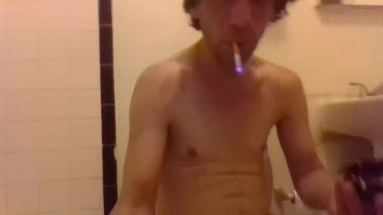 LilTaste: Pisse et fumée dans les toilettes