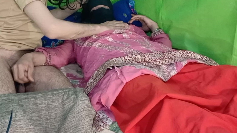 Netu: Hot Parosan Muslim Bhabhi Used to Play with My Indian...