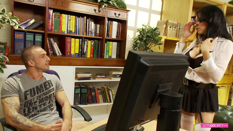 Onlyvids: Trojka šukání v knihovně s blondýnou a brunetkou s velkými prsy...