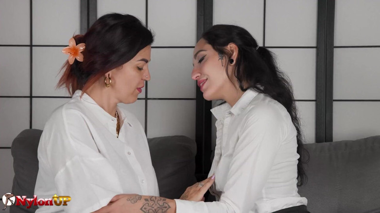 FootFetish Girls With Sex Toys and Nylons: Menyembah kaki dengan keras zakar dan mengusik dari dua si...