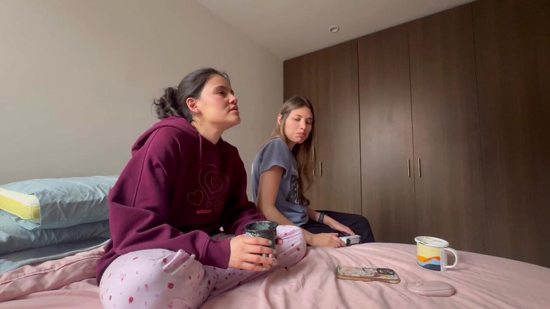 scarlettandc: 我在我室友玩电子游戏时舔了她