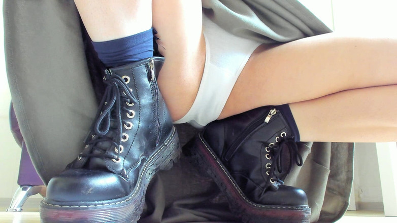 Rarible Diamond: Falda larga y botas sucias