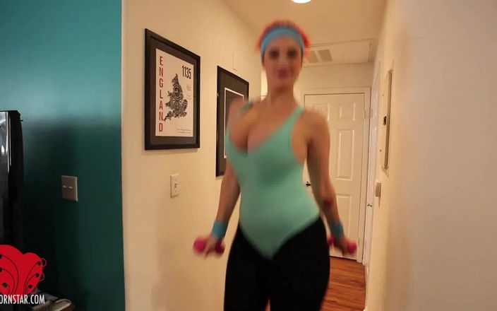 Siri Pornstar: Siri, bombasse aux gros seins naturels, fait de l’exercice avec...