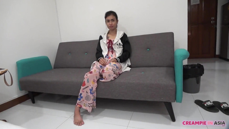 Creampie In Asia: jab vah khari huee to viry choot se baahar aa...
