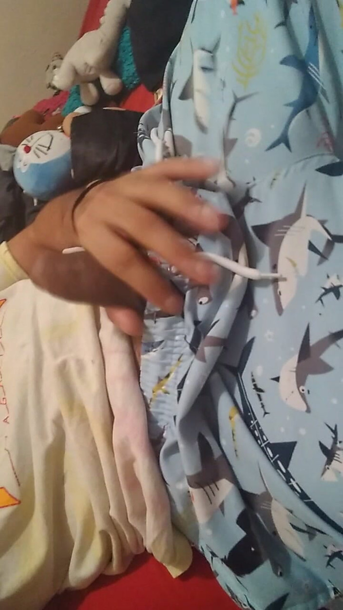 AlexAlejandro13: 服の上から私に触れて