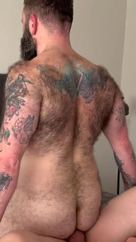 Hårig gay barbacka knullar och sperma i rövad