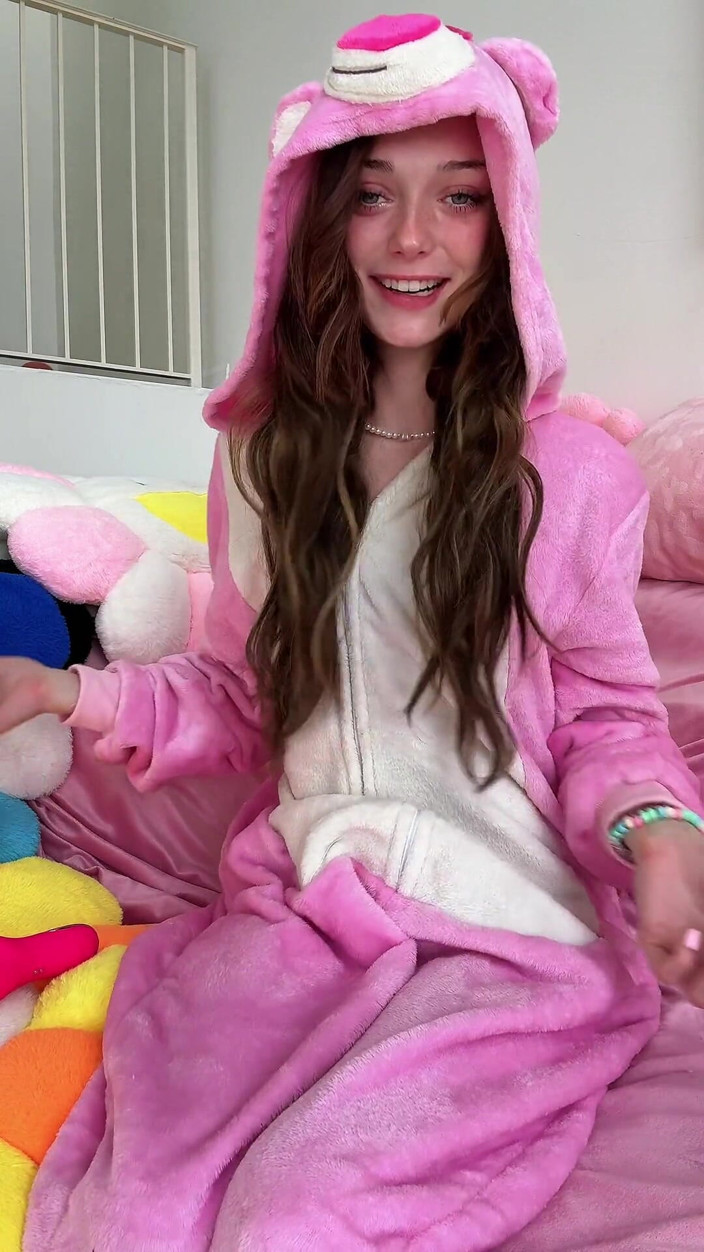 Shrooms Q: Loszka Daisy Love rucha swoją cipkę z jej różowym wibratorem...