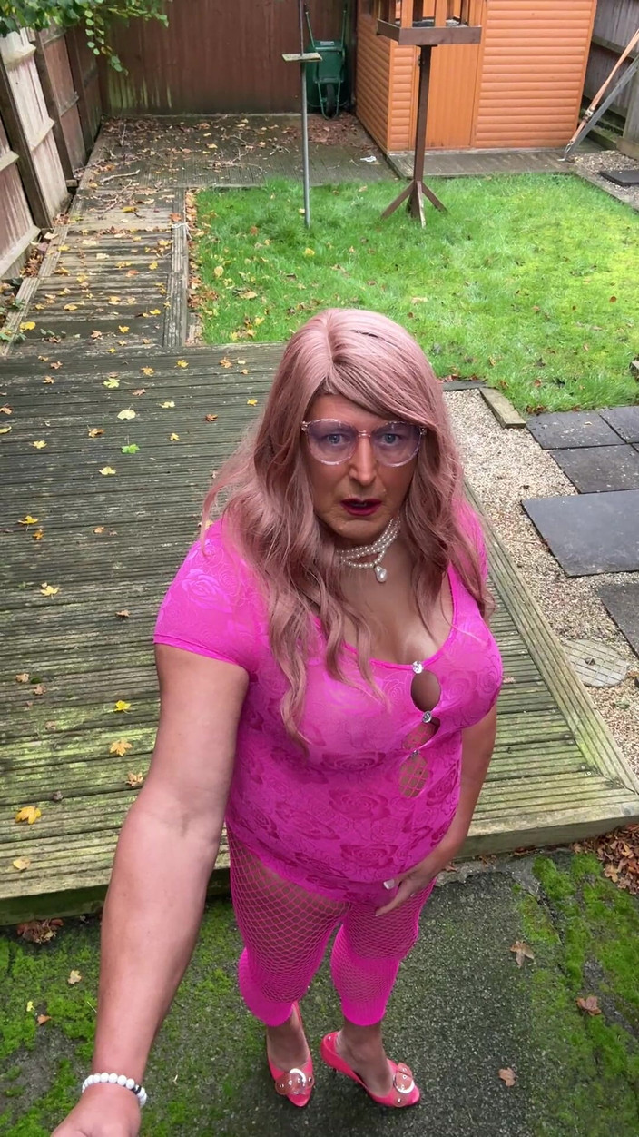Kellycd2022: Crossdresser kellycd2022 dengan stoking pink playsuit and fishnets