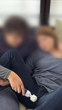 ผู้หญิงที่แต่งงานแล้วถูกทรมานด้วยเครื่องสั่นบนโซฟา