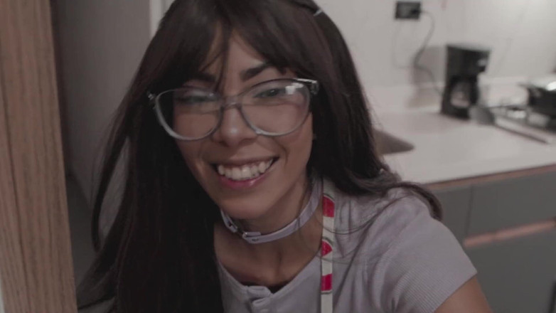 Cindy Luna Petite: Soția Trad futută în față în timp ce gătește sex dur!