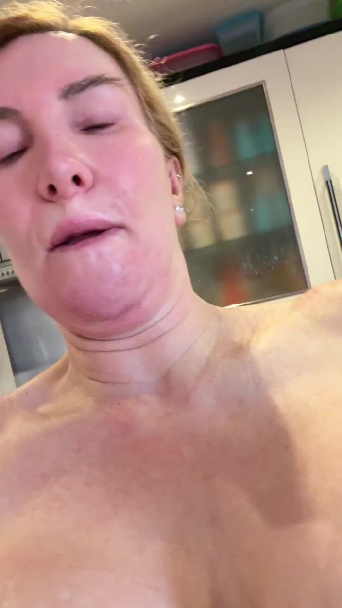 Sophie James: Hol dein gesicht direkt in meine verschwitzte haarige muschi!