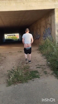 Mostrando su culo en tanga