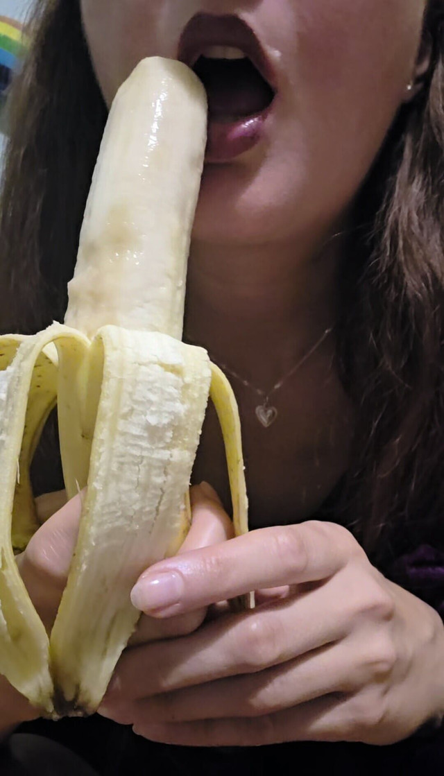 This Is How to Suck a Banana Erotically (Ana Liz)