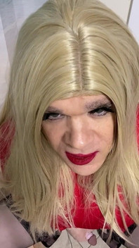 Crossdresser mluví s tátou a saje ho a požádej diváky, aby komentovali, pokud si s ní chtějí opravdu hrát