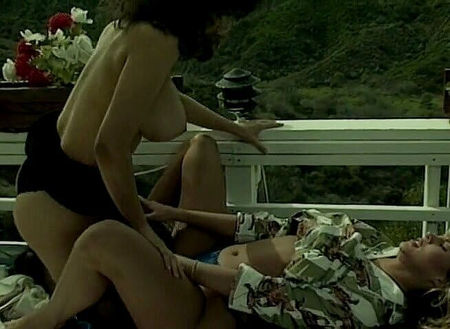 Lesbo Tube: Cette MILF à gros nichons adore chevaucher son jouet préféré