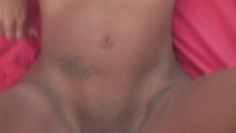 Deep Fuckers: Tengere zwarte slet wordt gecreampied door een grote blanke pik