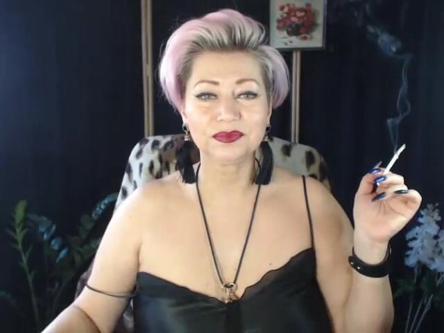 AimeeParadise: Desvergonzada perra Aimee muestra su coño en primer plano ..))