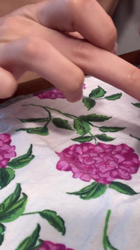 Zbliżenie rąk: składanie, buffing, pierścienie try-on