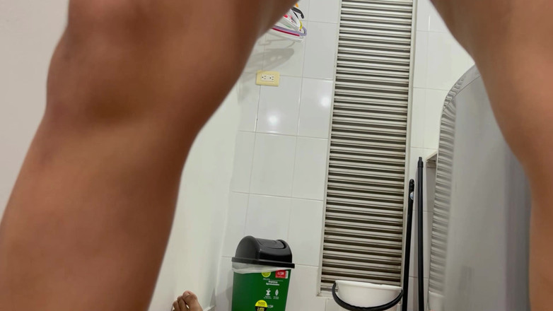 Saraymike: 我那个大屁股继姐喜欢用她性感的舌环摩擦我那巨大的阴茎，直到我射在她可爱的脸上。